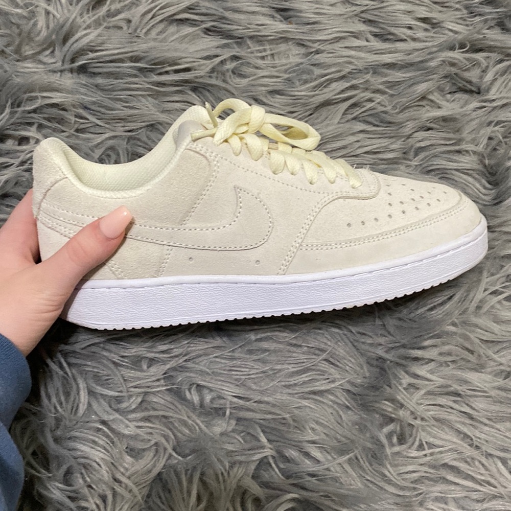 COPY - Low top Nike courts